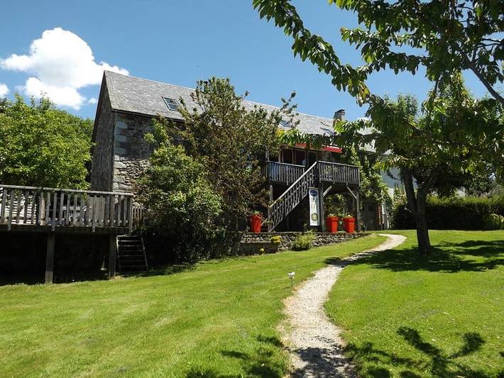 Chambre d’hôte pour 2 personnes, avec piscine et jardin dans le Cantal