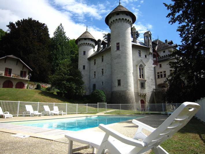 Château pour 4 personnes, avec terrasse ainsi que piscine et jardin, adapté aux familles dans 
