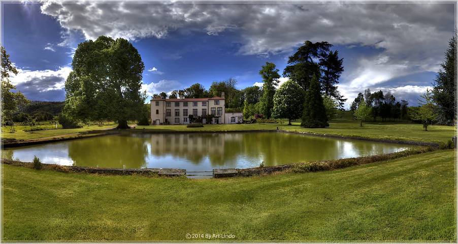 Château pour 12 personnes, avec jardin et piscine ainsi que terrasse et vue sur le lac, animaux acceptés dans 