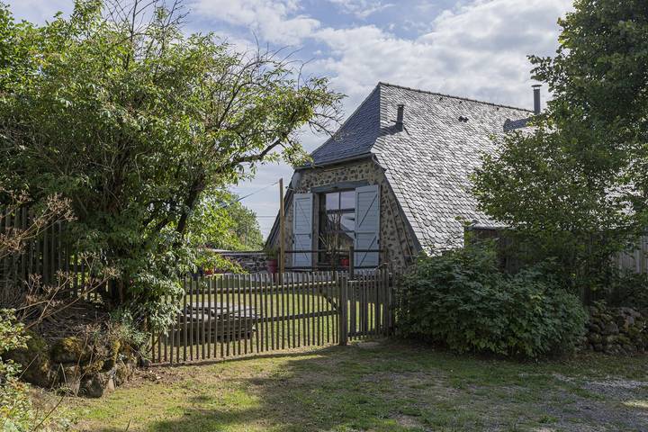 Chambre d’hôte pour 4 personnes, avec jardin dans le Cantal