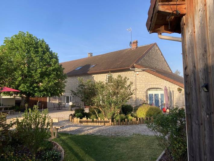 Chambre d’hôte pour 2 personnes, avec jardin et piscine dans le Jura