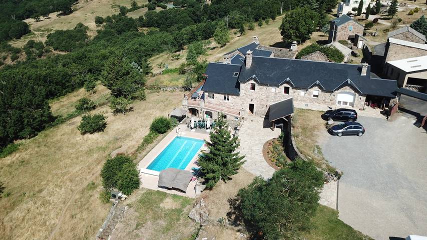 Chambre d’hôte pour 2 personnes, avec jardin et piscine dans l' Aveyron