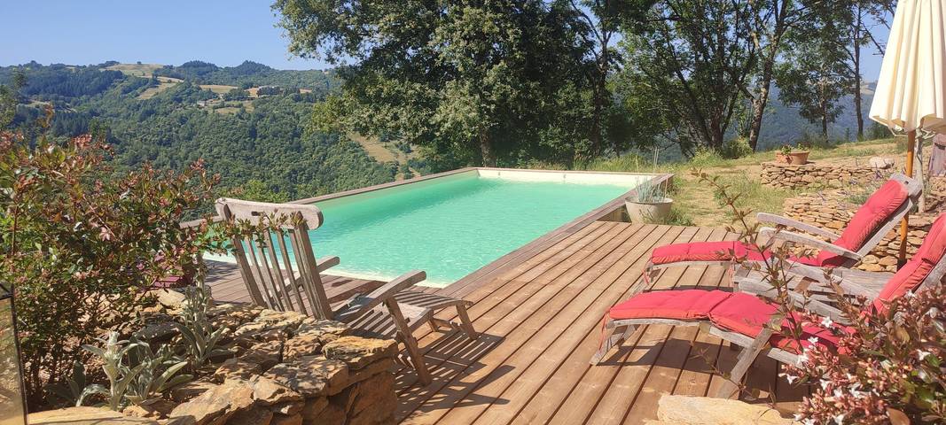 Chambre d’hôte pour 2 personnes, avec jardin ainsi que piscine et jacuzzi dans l' Aveyron