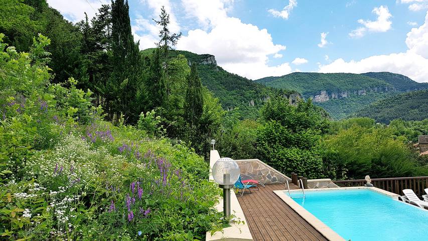 Chambre d’hôte pour 3 personnes, avec jardin et piscine dans l' Aveyron