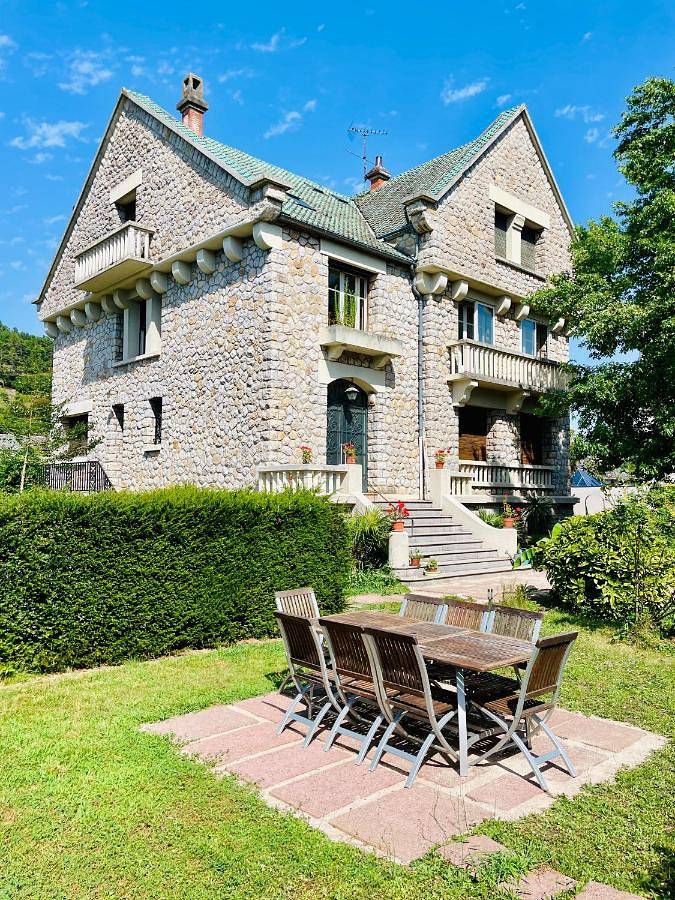 Maison d’hôte pour 2 personnes, avec vue ainsi que piscine et jardin, animaux acceptés dans l' Aveyron