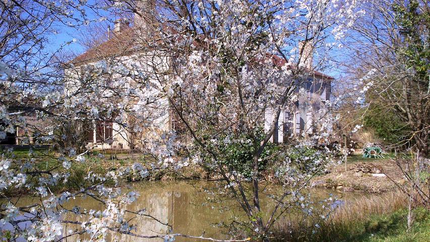 Chambre d’hôte pour 2 personnes, avec vue sur le lac ainsi que piscine et jardin dans le Gers