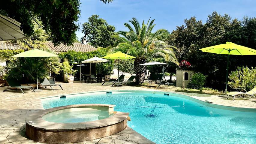 Chambre d’hôte pour 5 personnes, avec jacuzzi et sauna ainsi que jardin et piscine dans le Vaucluse