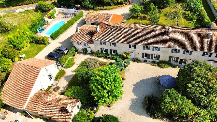 Chambre d’hôte pour 2 personnes, avec jardin et piscine en Charente-Maritime