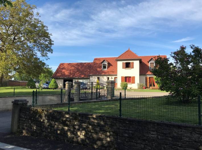 Chambre d’hôte pour 2 personnes, avec jardin et piscine dans le Jura