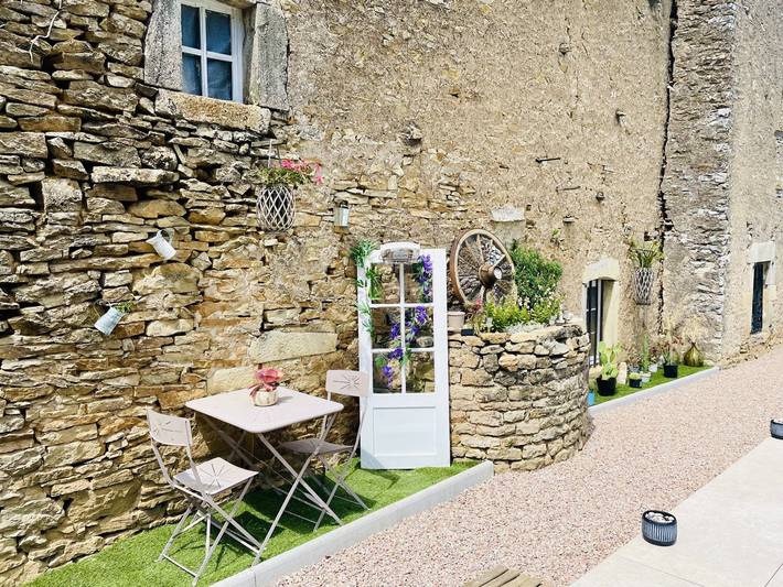 Chambre d’hôte pour 2 personnes, avec piscine ainsi que jardin et jacuzzi dans le Jura