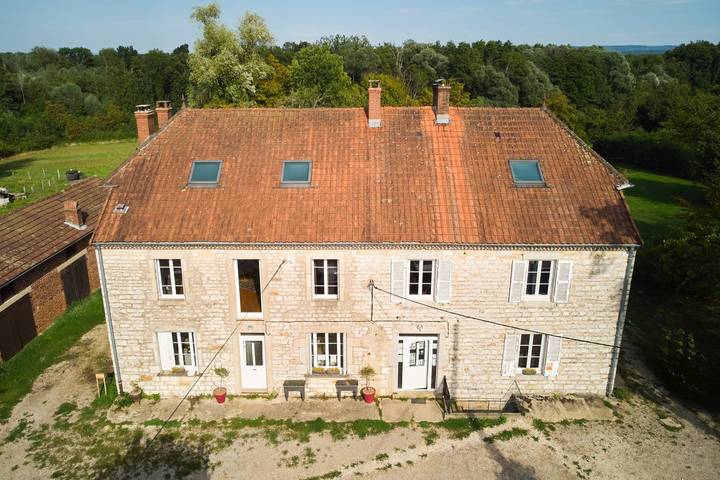 Chambre d’hôte pour 2 personnes, avec jardin et piscine dans le Jura