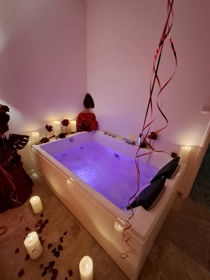 Chambre d’hôte pour 2 personnes, avec bassin pour enfant ainsi que jacuzzi et jardin, adapté aux familles dans le Var
