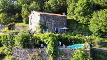 Chambre d’hôte pour 2 personnes, avec piscine ainsi que terrasse et jardin en Haute-Loire
