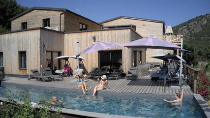 Chambre d’hôte pour 2 personnes, avec jardin ainsi que vue et piscine, animaux acceptés en Haute-Loire