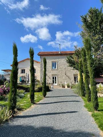 Maison d’hôte pour 2 personnes, avec jardin et piscine ainsi que terrasse et vue dans la Loire