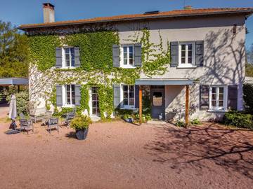 Chambre d’hôte pour 3 personnes, avec jardin ainsi que vue sur le lac et piscine dans la Loire